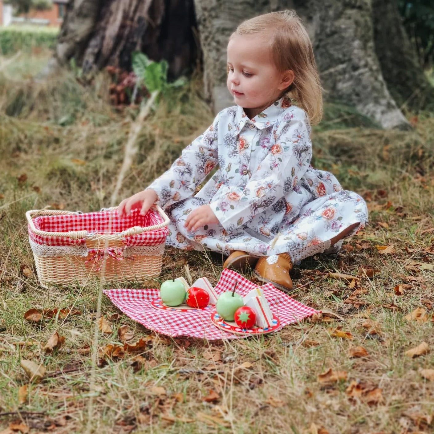 Bigjigs Picnic Basket, Bigjigs Picnic Basket, Pretend play picnic basket, Toy picnic set, Picnic basket toy, pretend play resources, imaginative play resources, Bigjigs Picnic Basket,This traditional Picnic Basket comes with all the picnic essentials! Includes wooden play food such as sandwiches, strawberries, apples and cartons of orange juice. Complete with plates, a wicker picnic basket and matching picnic blanket. Picnic with your teddies, or head to the park with friends or family. Perfect forBigjigsTh