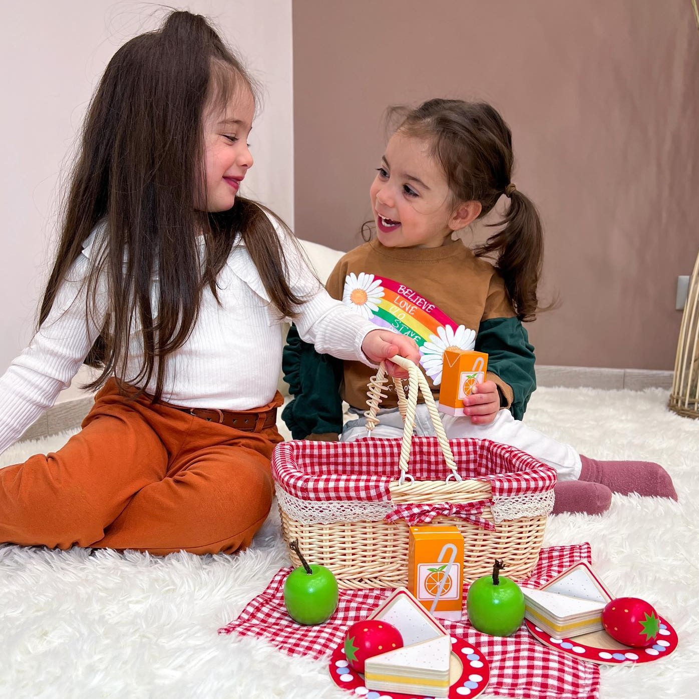 Bigjigs Picnic Basket, Bigjigs Picnic Basket, Pretend play picnic basket, Toy picnic set, Picnic basket toy, pretend play resources, imaginative play resources, Bigjigs Picnic Basket,This traditional Picnic Basket comes with all the picnic essentials! Includes wooden play food such as sandwiches, strawberries, apples and cartons of orange juice. Complete with plates, a wicker picnic basket and matching picnic blanket. Picnic with your teddies, or head to the park with friends or family. Perfect forBigjigsTh