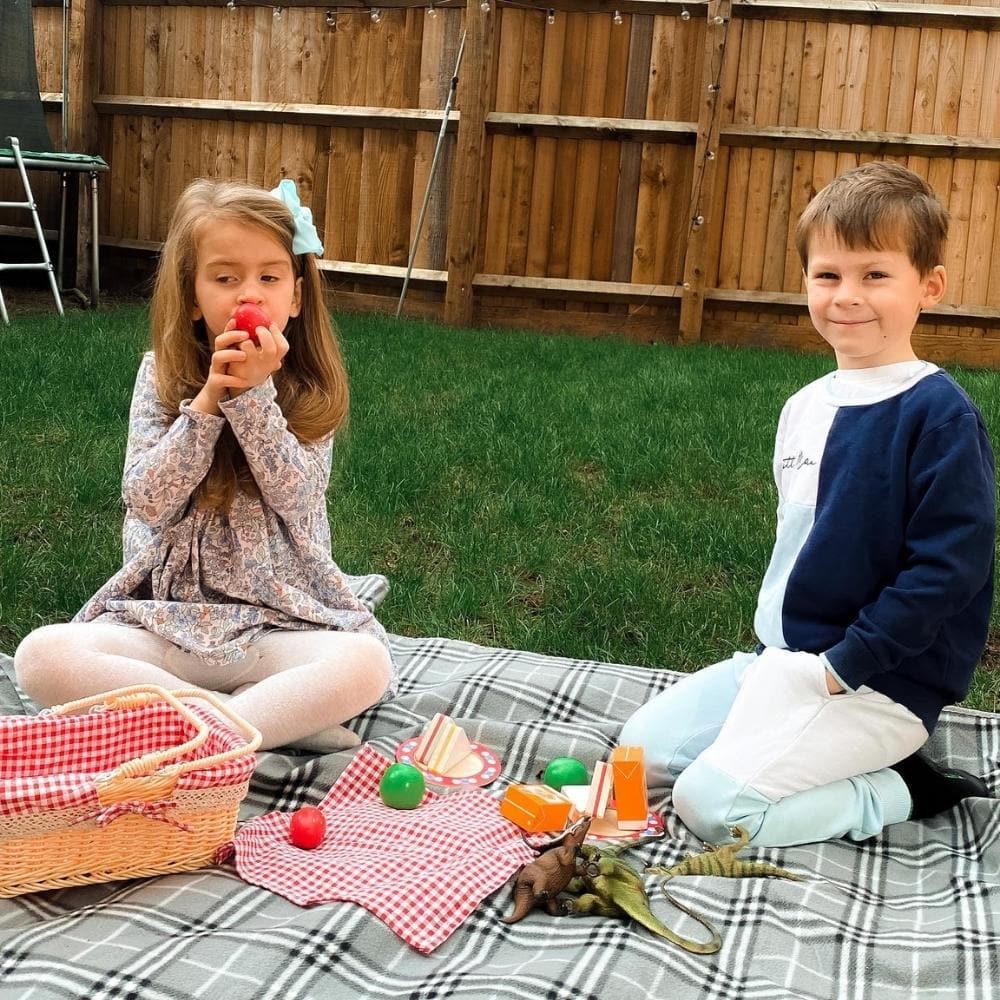 Bigjigs Picnic Basket, Bigjigs Picnic Basket, Pretend play picnic basket, Toy picnic set, Picnic basket toy, pretend play resources, imaginative play resources, Bigjigs Picnic Basket,This traditional Picnic Basket comes with all the picnic essentials! Includes wooden play food such as sandwiches, strawberries, apples and cartons of orange juice. Complete with plates, a wicker picnic basket and matching picnic blanket. Picnic with your teddies, or head to the park with friends or family. Perfect forBigjigsTh