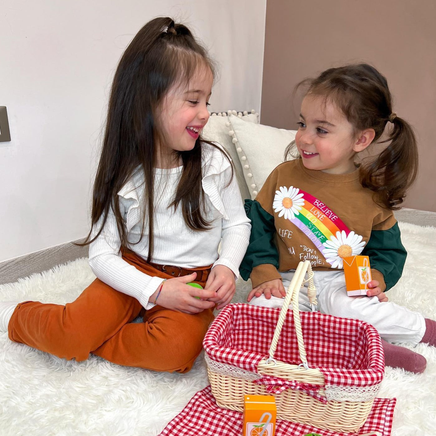 Bigjigs Picnic Basket, Bigjigs Picnic Basket, Pretend play picnic basket, Toy picnic set, Picnic basket toy, pretend play resources, imaginative play resources, Bigjigs Picnic Basket,This traditional Picnic Basket comes with all the picnic essentials! Includes wooden play food such as sandwiches, strawberries, apples and cartons of orange juice. Complete with plates, a wicker picnic basket and matching picnic blanket. Picnic with your teddies, or head to the park with friends or family. Perfect forBigjigsTh