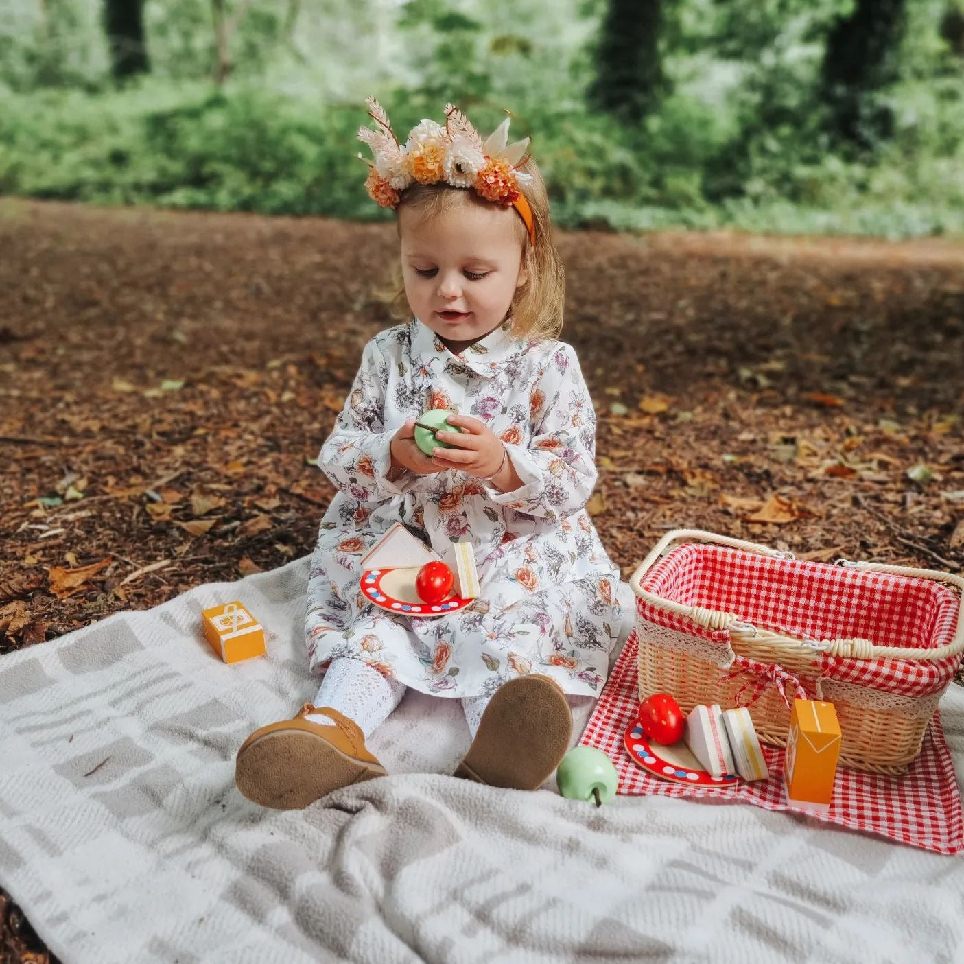 Bigjigs Picnic Basket, Bigjigs Picnic Basket, Pretend play picnic basket, Toy picnic set, Picnic basket toy, pretend play resources, imaginative play resources, Bigjigs Picnic Basket,This traditional Picnic Basket comes with all the picnic essentials! Includes wooden play food such as sandwiches, strawberries, apples and cartons of orange juice. Complete with plates, a wicker picnic basket and matching picnic blanket. Picnic with your teddies, or head to the park with friends or family. Perfect for,BigjigsT