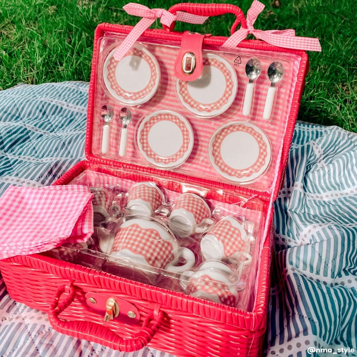 Picnic Tea Set, Tidlo Picnic Tea Set,Bigjigs Picnic Tea Set, Bigjigs Picnic set toy,Bigjigs toys pretend play,pretend play toys, Picnic Tea Set,Host a luxurious tea party for your teddies and dolls with this delightful Tidlo Picnic Set. A traditional kids tea set, it features four porcelain plates, cups and spoons, a milk jug, teapot, a sugar pot, napkins and a small blanket. This brilliantly bright childrens tea set comes complete with a wicker-effect hamper ,Picnic Tea SetHost a luxurious tea party for yo