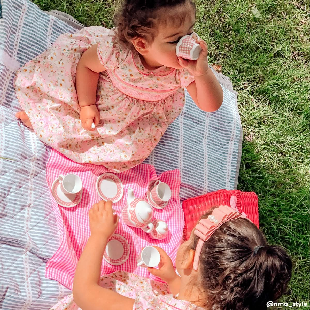 Picnic Tea Set, Tidlo Picnic Tea Set,Bigjigs Picnic Tea Set, Bigjigs Picnic set toy,Bigjigs toys pretend play,pretend play toys, Picnic Tea Set,Host a luxurious tea party for your teddies and dolls with this delightful Tidlo Picnic Set. A traditional kids tea set, it features four porcelain plates, cups and spoons, a milk jug, teapot, a sugar pot, napkins and a small blanket. This brilliantly bright childrens tea set comes complete with a wicker-effect hamper ,Picnic Tea SetHost a luxurious tea party for yo