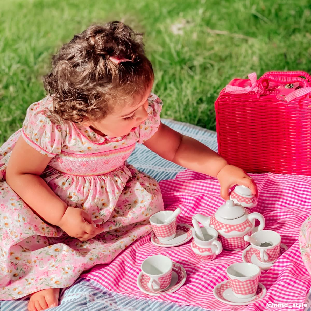 Picnic Tea Set, Tidlo Picnic Tea Set,Bigjigs Picnic Tea Set, Bigjigs Picnic set toy,Bigjigs toys pretend play,pretend play toys, Picnic Tea Set,Host a luxurious tea party for your teddies and dolls with this delightful Tidlo Picnic Set. A traditional kids tea set, it features four porcelain plates, cups and spoons, a milk jug, teapot, a sugar pot, napkins and a small blanket. This brilliantly bright childrens tea set comes complete with a wicker-effect hamper ,Picnic Tea SetHost a luxurious tea party for yo