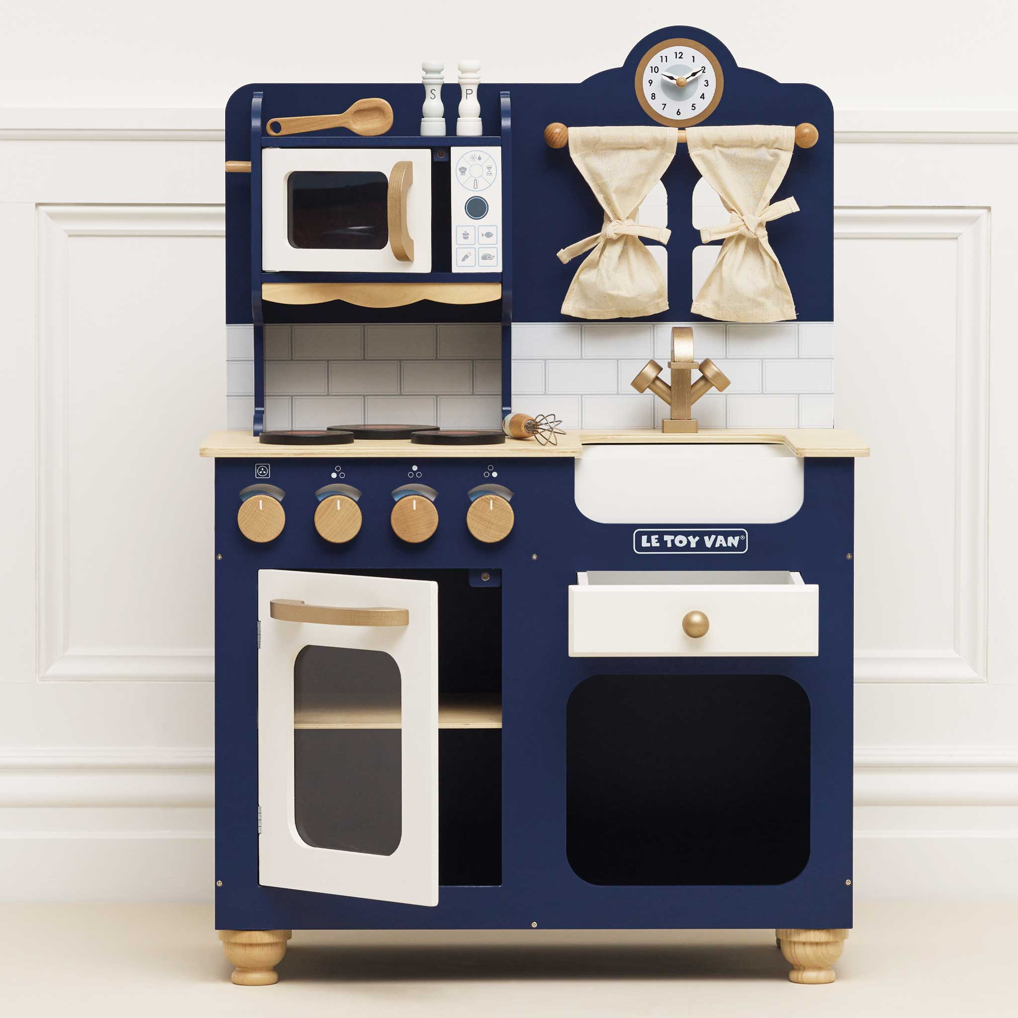 Oxford Toy Kitchen, Oxford Toy Kitchen,Wooden toy kitchen,childrens wooden kitchen toy, Oxford Wooden Play Kitchen – A Stunning Centrepiece for Imaginative Play! Let little chefs cook up a storm with the Oxford Wooden Play Kitchen—an award-winning, beautifully crafted toy kitchen designed for endless pretend play. Made from durable, sustainable wood, this striking royal blue kitchen is a true showstopper, bringing timeless elegance to any playroom or nursery. Finished with copper-effect detailing, this styl