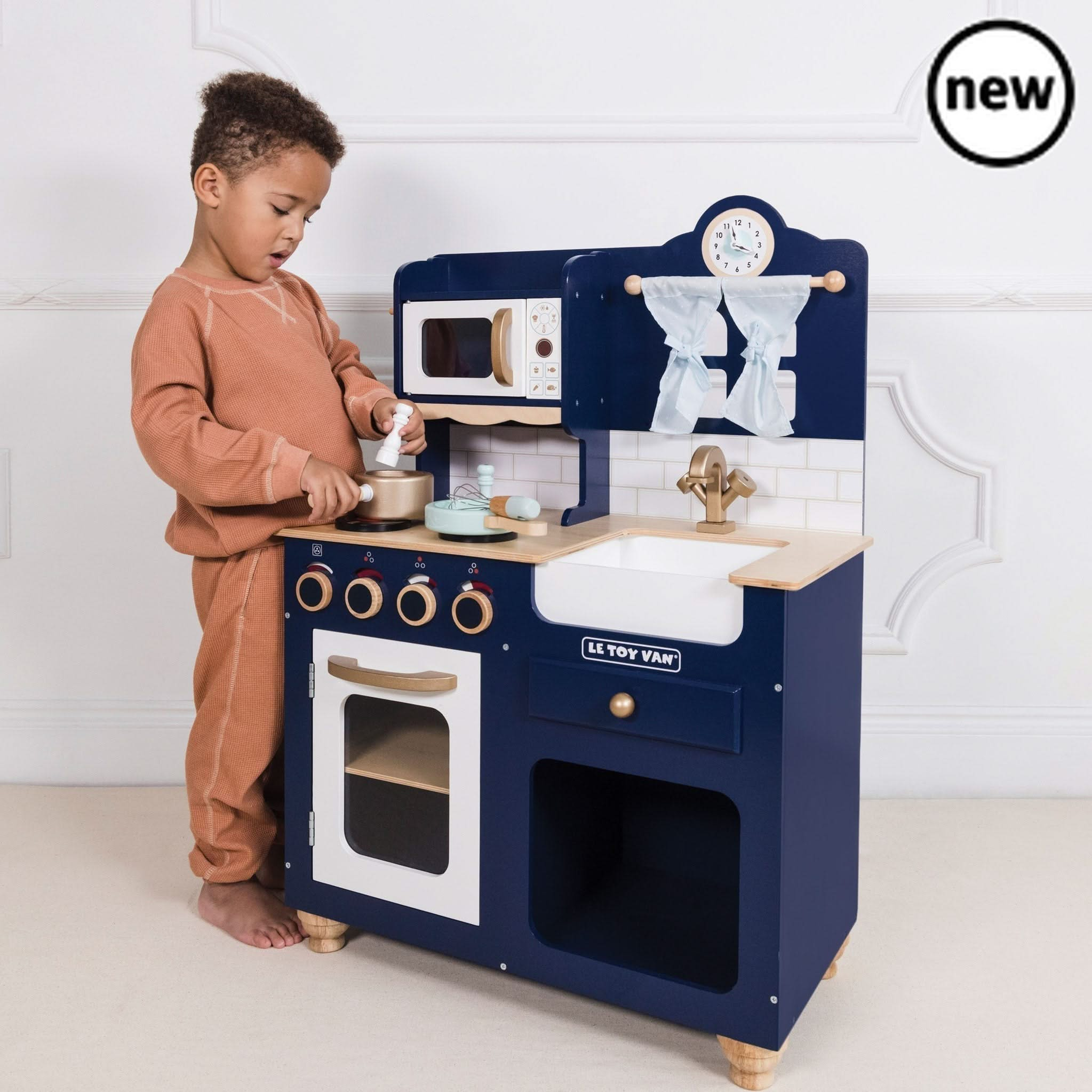 Oxford Toy Kitchen, Oxford Toy Kitchen,Wooden toy kitchen,childrens wooden kitchen toy, Oxford Wooden Play Kitchen – A Stunning Centrepiece for Imaginative Play! Let little chefs cook up a storm with the Oxford Wooden Play Kitchen—an award-winning, beautifully crafted toy kitchen designed for endless pretend play. Made from durable, sustainable wood, this striking royal blue kitchen is a true showstopper, bringing timeless elegance to any playroom or nursery. Finished with copper-effect detailing, this styl