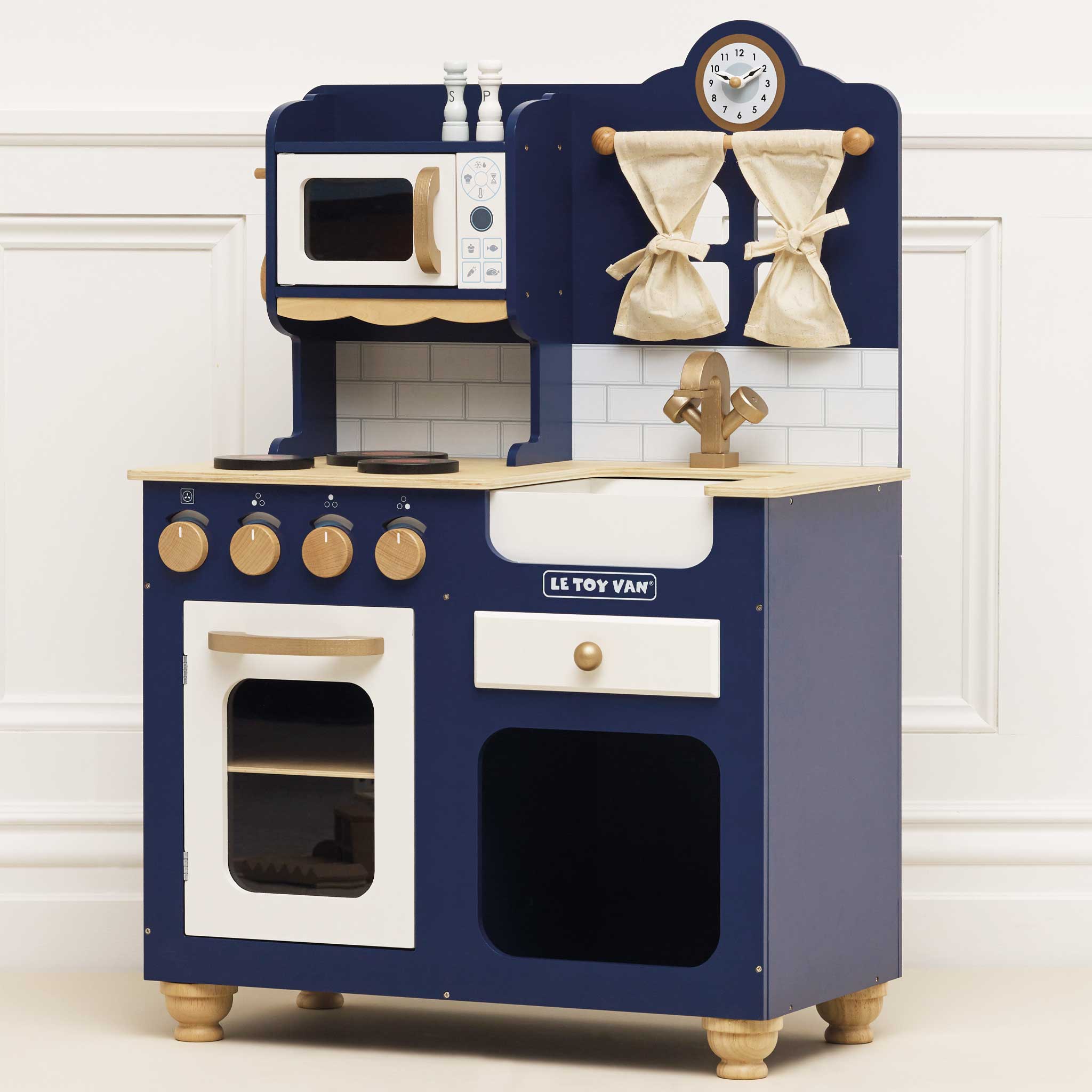 Oxford Toy Kitchen, Oxford Toy Kitchen,Wooden toy kitchen,childrens wooden kitchen toy, Oxford Wooden Play Kitchen – A Stunning Centrepiece for Imaginative Play! Let little chefs cook up a storm with the Oxford Wooden Play Kitchen—an award-winning, beautifully crafted toy kitchen designed for endless pretend play. Made from durable, sustainable wood, this striking royal blue kitchen is a true showstopper, bringing timeless elegance to any playroom or nursery. Finished with copper-effect detailing, this styl