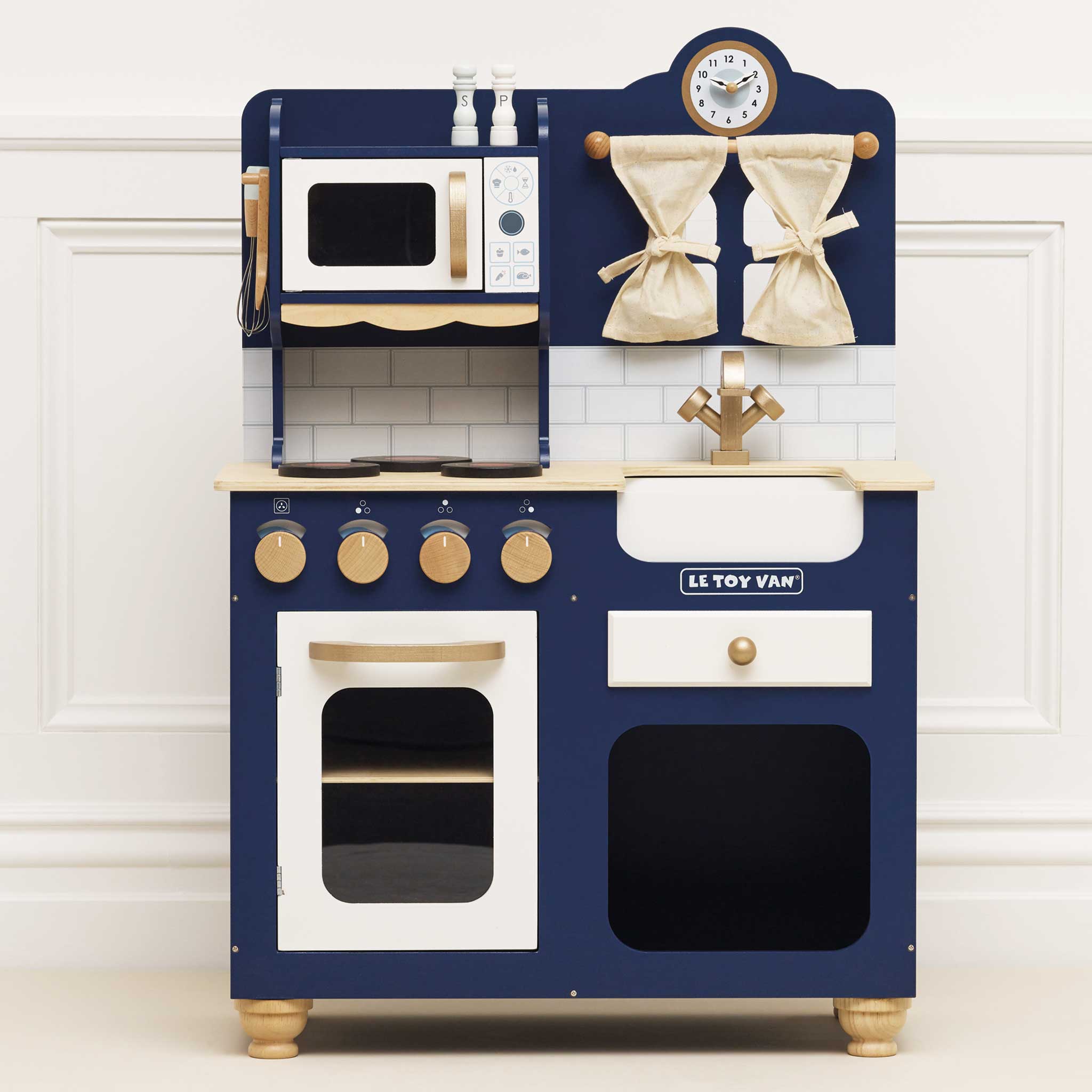 Oxford Toy Kitchen, Oxford Toy Kitchen,Wooden toy kitchen,childrens wooden kitchen toy, Oxford Wooden Play Kitchen – A Stunning Centrepiece for Imaginative Play! Let little chefs cook up a storm with the Oxford Wooden Play Kitchen—an award-winning, beautifully crafted toy kitchen designed for endless pretend play. Made from durable, sustainable wood, this striking royal blue kitchen is a true showstopper, bringing timeless elegance to any playroom or nursery. Finished with copper-effect detailing, this styl